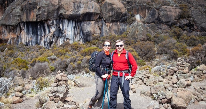 Touristen erkunden die Stadt mit einem lokalen Reiseleiter nach der Ankunft in Tansania Safari.